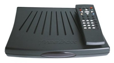 La Freebox v3/v4, surnommée "coquille Saint-Jacques" en raison de son apparence (2004)