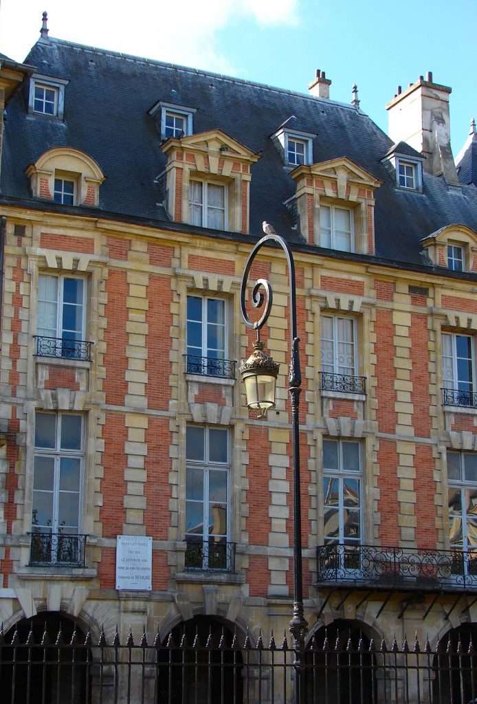 Façade de l'hôtel Coulanges, vue place des Vosges (Photo : Bruno befreetv, sous licence CC BY-SA 3.0)