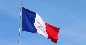 Accès au numérique : le Sénat vote une majorité à 15 ans