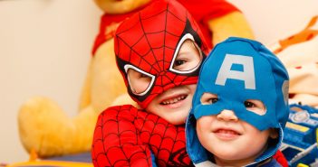 Freebox TV : Okoo, la nouveauté pour les 3 – 12 ans sans supplément enfants désuisés en super héros