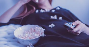 Netflix : que regarder ce week-end ? Week-end devant Netflix avec du popcorn