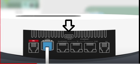 Branchement du port d'alimentation du boîtier server freebox pop