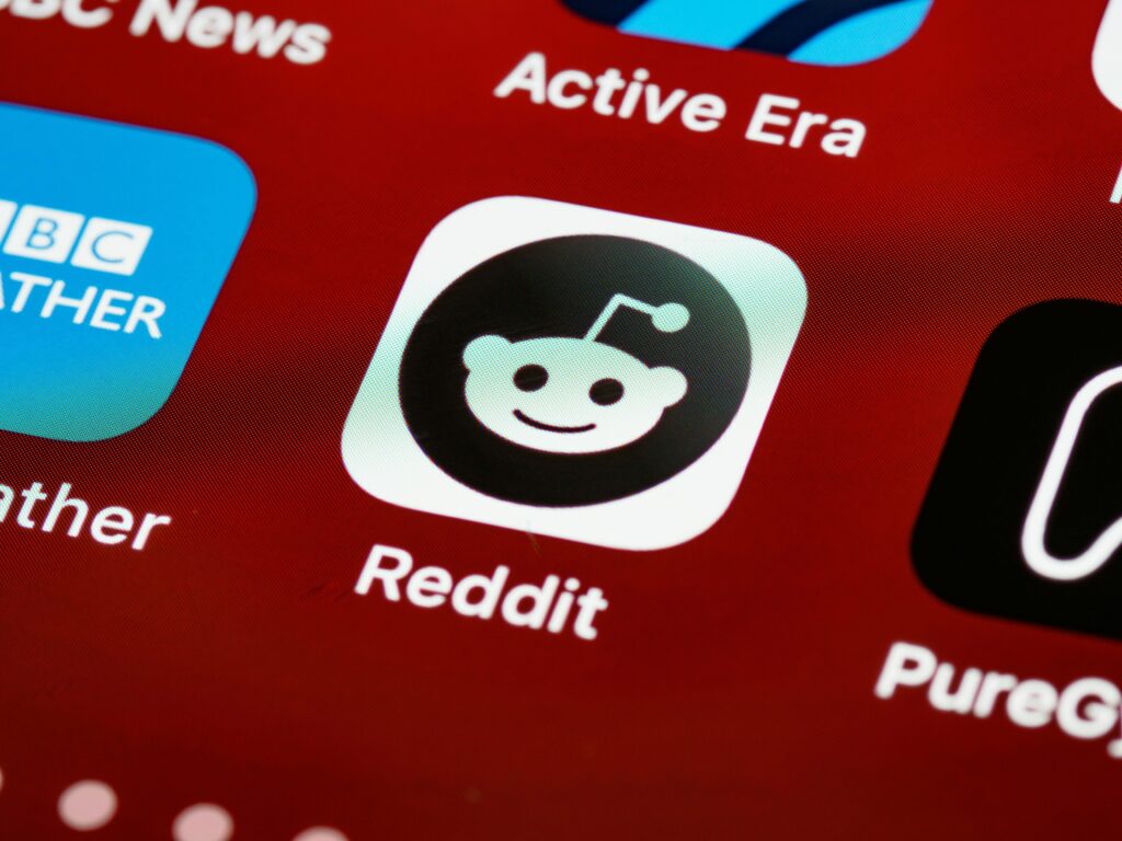 balise alt = publicité Reddit IA